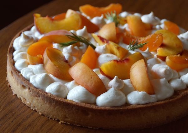 Tarte abricot, pêche & romarin